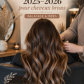 Femme avec des cheveux bruns et un balayage tendance pour l'hiver 2025-2026.