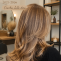 Femme avec un balayage doré lumineux pour l'hiver, cheveux longs et ondulés.