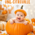 Bébé souriant installé dans une citrouille décorée pour l'automne.