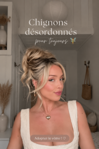 Une femme arborant un chignon décoiffé élégant dans un cadre chaleureux.