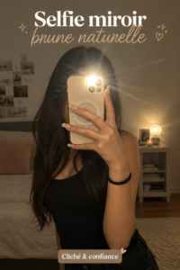Une brune prenant une photo devant un miroir, mettant en avant sa pose créative.