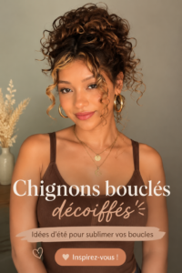 Chignon bouclé et désordonné sur un modèle avec des boucles naturelles.