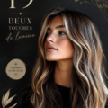 Coiffure bicolore alliant blond et rouge sur une femme souriante.