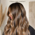 Femme avec une belle coiffure bronde qui illumine son visage