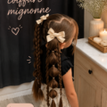 Femme avec une coiffure mignonne, cheveux tressés et accessoires colorés