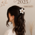 Coiffure tendance pour le printemps 2025 avec des vagues naturelles.