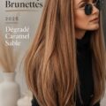 Femme avec des cheveux bruns aux nuances caramel, coiffée en layers
