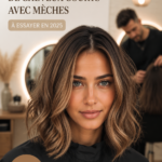 Un modèle avec une coupe de cheveux courte intégrant des reflets lumineux, présentée sous un angle dynamique.
