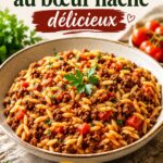Un plat d'orzo au bœuf haché bien présenté, aux couleurs appétissantes.