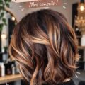 Femme avec des cheveux courts présentant un balayage tendance, look moderne et lumineux.