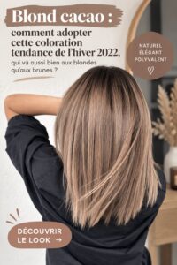 Photo d'une femme avec des cheveux blond cacao illuminés au soleil
