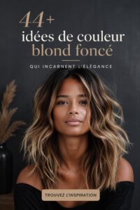 Femme avec des cheveux châtain foncé brillants, présentant une coiffure élégante.