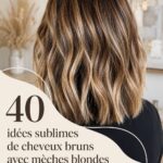 Femme avec des cheveux bruns et mèches blondes en plein soleil, montrant un look chic et tendance.