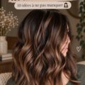 Femme avec des cheveux éclaircis naturellement, montrant une belle brillance et éclat.