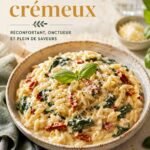 Un plat d'orzo crémeux garni d'herbes fraîches et de légumes colorés, prêt à être dégusté.