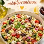 Salade d'orzo méditerranéenne dans un bol avec des légumes frais