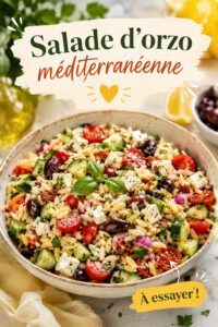 Salade d'orzo méditerranéenne dans un bol avec des légumes frais