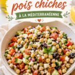 Salade de pois chiches méditerranéenne avec légumes colorés et herbes fraîches