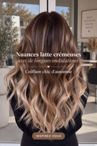 Coiffure avec des tons latte crémeux et des ondulations douces, parfaite pour l'automne.