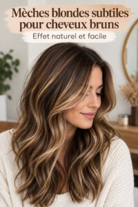 Femme brune avec des mèches soleil lumineuses, coiffure estivale.